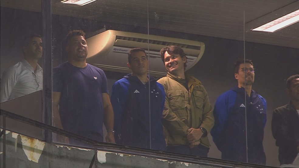 Ronaldo com a diretoria do Cruzeiro — Foto: Premiere