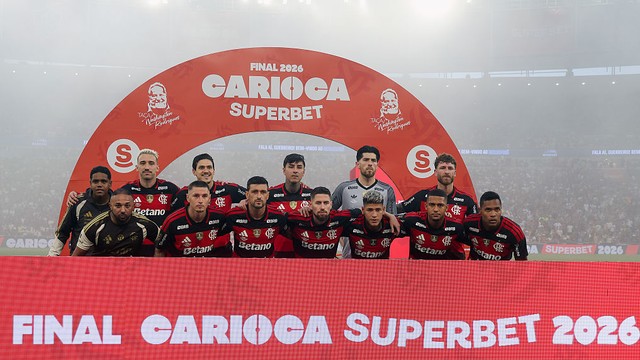 Time do Flamengo posado contra o Fluminense na final do Carioca