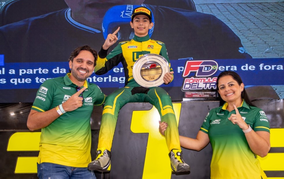 Paulinho Filho ao lado do pai Paulo Willemann e da mãe Herika Moraes em Interlagos — Foto: Edmar Salguero / Thabita Viana