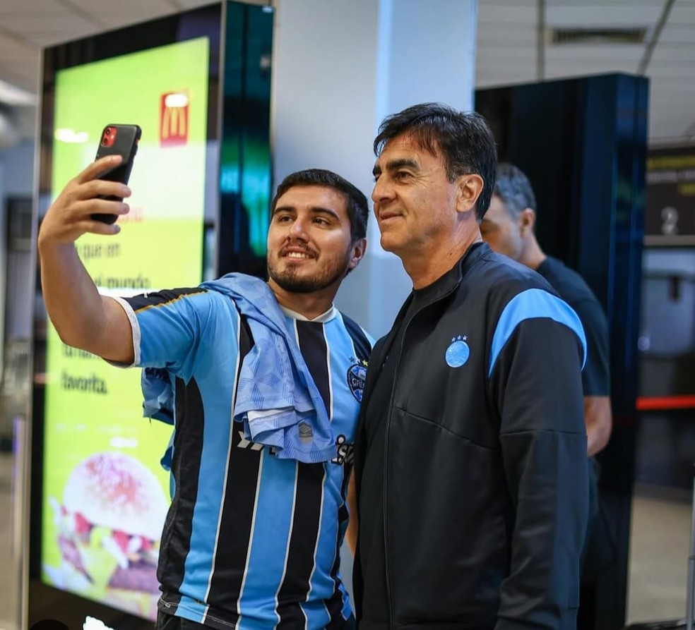 Gustavo Quinteros foi tietado por gremistas no aeroporto — Foto: Lucas Uebel / Grêmio FBPA