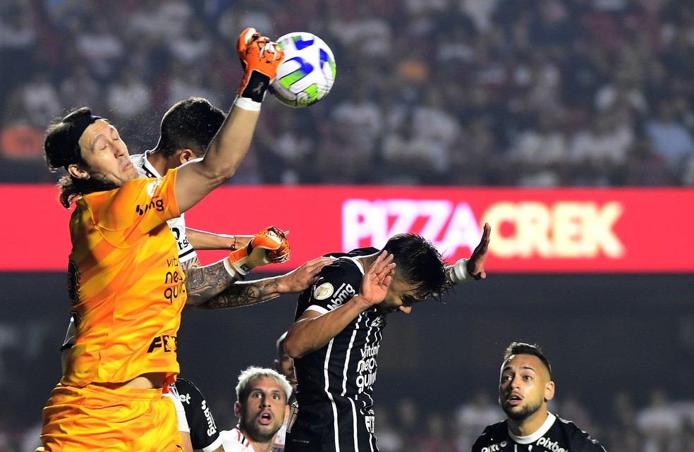 Cássio em ação no clássico entre São Paulo e Corinthians — Foto: Marcos Ribolli
