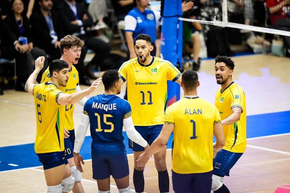 Brasil comemora contra a Argentina na VNL — Foto: FIVB