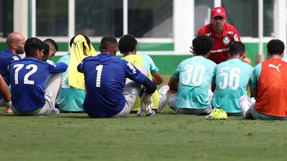 Abel Ferreira conversa com jogadores do Palmeiras em treino — Foto: Cesar Greco / Palmeiras