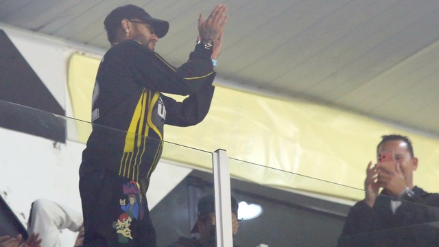 Neymar aplaude o Santos em camarote na Vila Belmiro