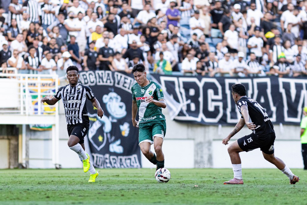 Jogadores do Altos durante partida 2026