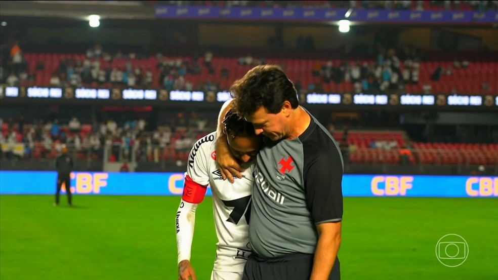 Neymar chora abraçado a Fernando Diniz após Santos x Vasco — Foto: Globo