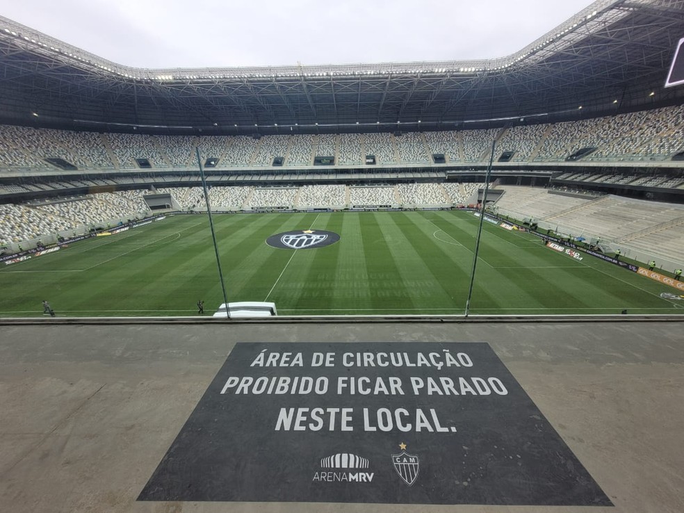 Placas com alertas sobre circulação foram afixadas na arquibancada — Foto: Rodrigo Fonseca