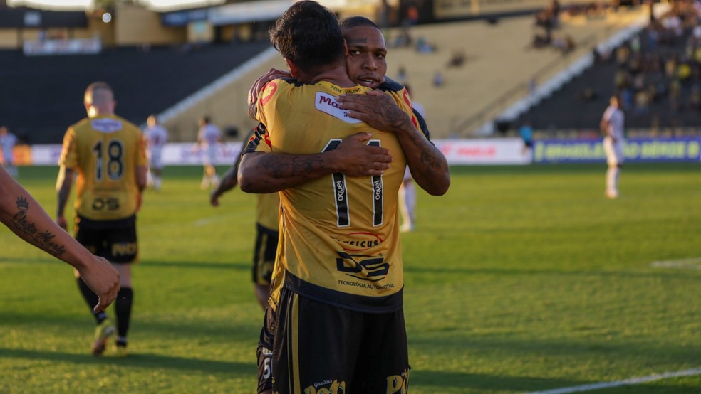 Robson e Juninho comemoram gol do Novorizontino contra o Atlético-GO