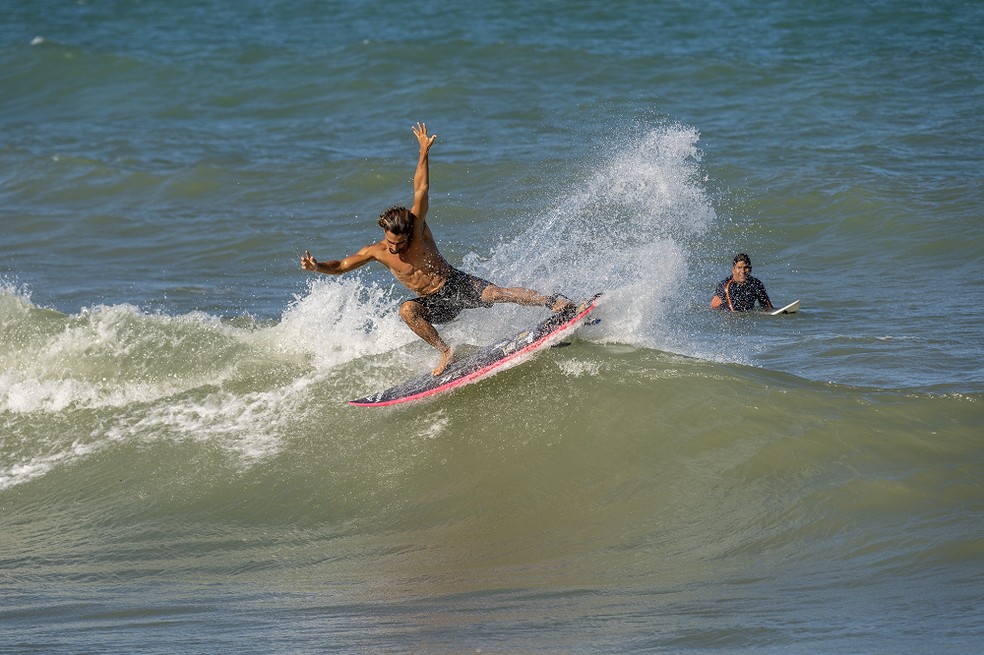 Mateus Sena surfando na praia de Ponta Negra; Danilo Costa observa &mdash; Foto: Fidel Dantas