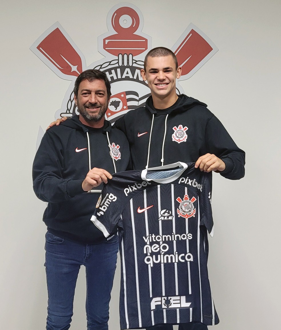 Gabriel Moscardo e o presidente do Corinthians, Duilio Monteiro Alves — Foto: Josiane Ribeiro/Agência Corinthians