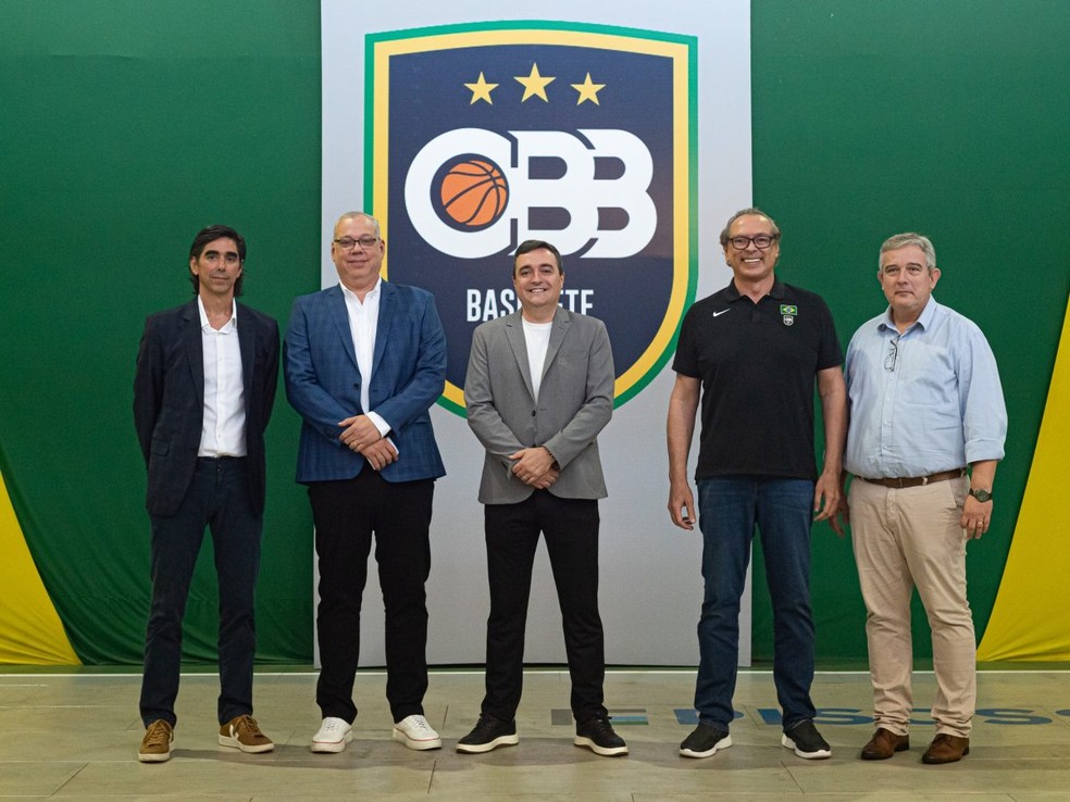 Rodrigo Montoro e Marcelo Sousa, nessa ordem, à esquerda, são presidentes de LNB e CBB — Foto: Maurício Almeida/CBB