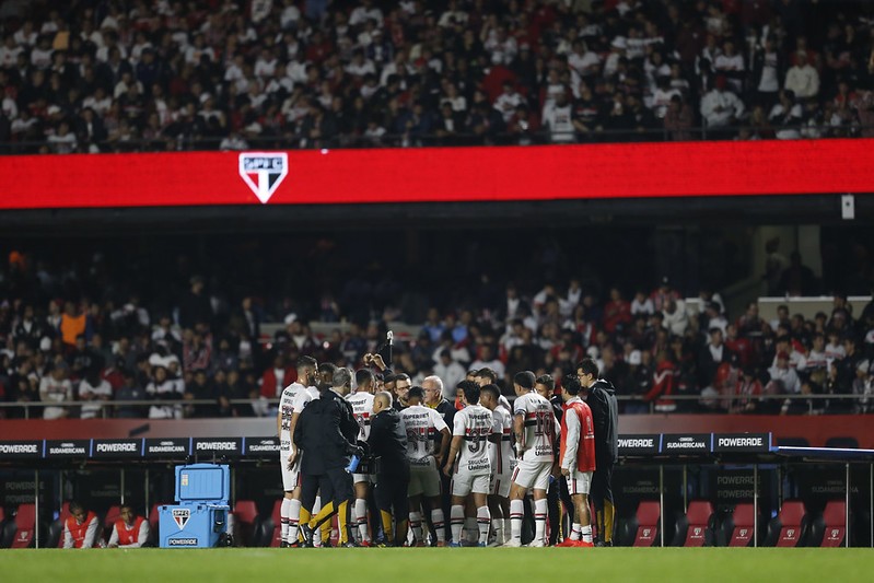 Bastidores: atrasos e promessas não cumpridas aumentam tensão entre elenco e diretoria do São Paulo