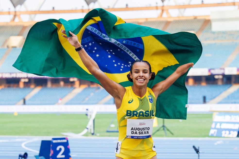 Maria Clara Augusto celebra com bandeira do Brasil a prata no Mundial Paral&iacute;mpico de atletismo &mdash; Foto: Alessandra Cabral / CPB