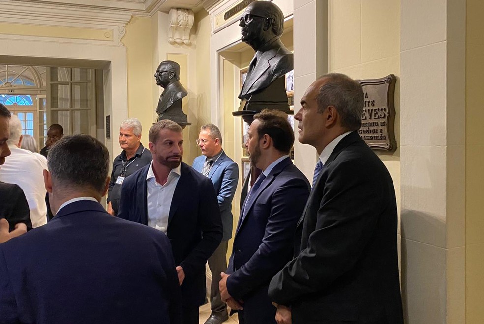 Pedrinho, presidente do Vasco, ao lado de Alan Belaciano e João Riche, presidentes de outros poderes do clube — Foto: Bruno Murito / ge