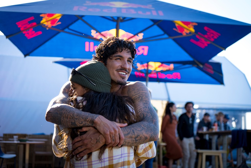 Gabriel Medina abraça a irmã, Sophia, após classificação às quartas — Foto: Alan Van Gysen/World Surf League