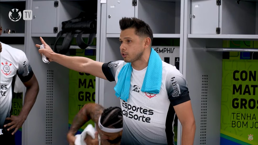 Romero orienta e motiva companheiros em vestiário do Corinthians — Foto: Reprodução