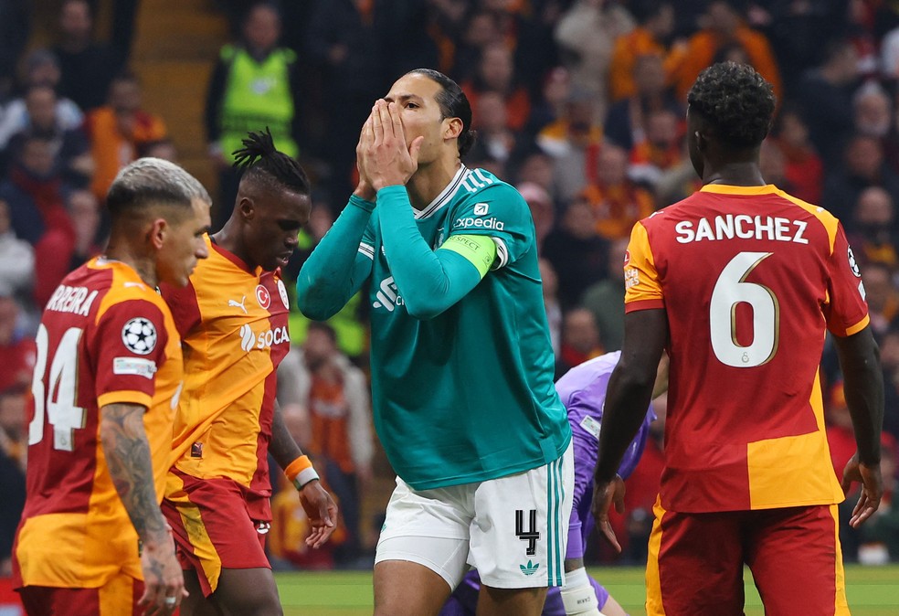 Van Dijk durante a derrota do Liverpool para o Galatasaray — Foto: Reuters