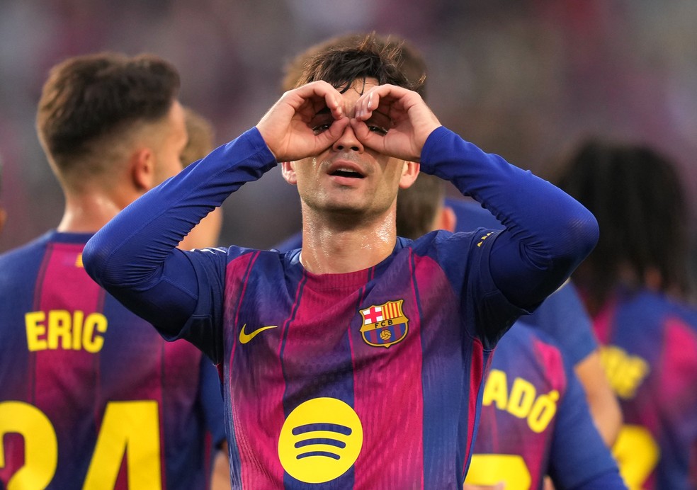 Pedri comemora gol em Barcelona x Girona — Pedri 23 anos