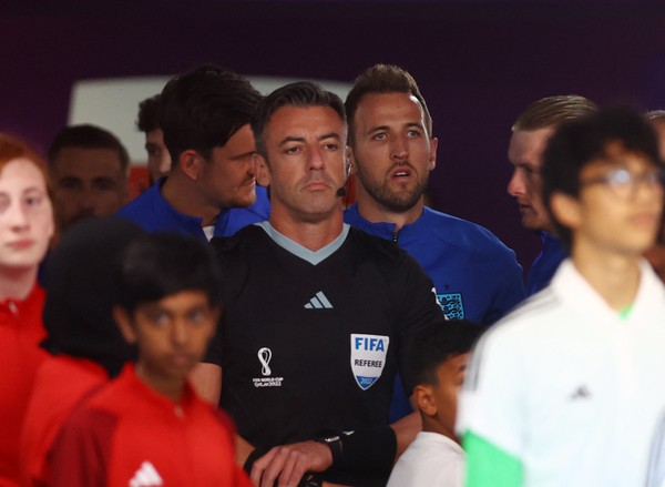 Fifa mantém trio de arbitragem da estreia na final da Copa de 2018 - Jornal  O Globo