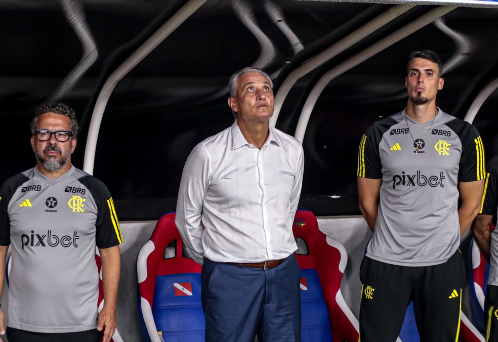 Tite ao lado de seus auxiliares Cleber Xavier e Matheus Bachi — Foto: Fernando Torres/AGIF