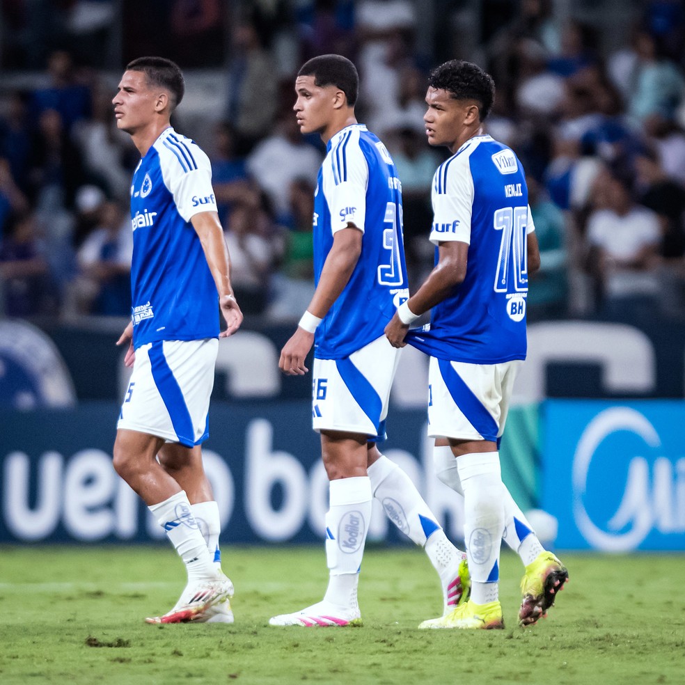 Murilo, Kauã Prates e Kenji em jogo do Cruzeiro — Foto: Gustavo Aleixo/Cruzeiro