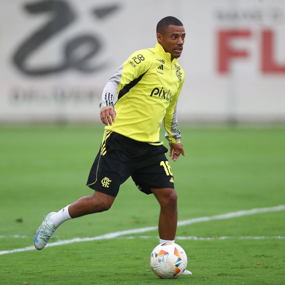 De la Cruz em ação no treino do Flamengo — Foto: Gilvan de Souza / CRF