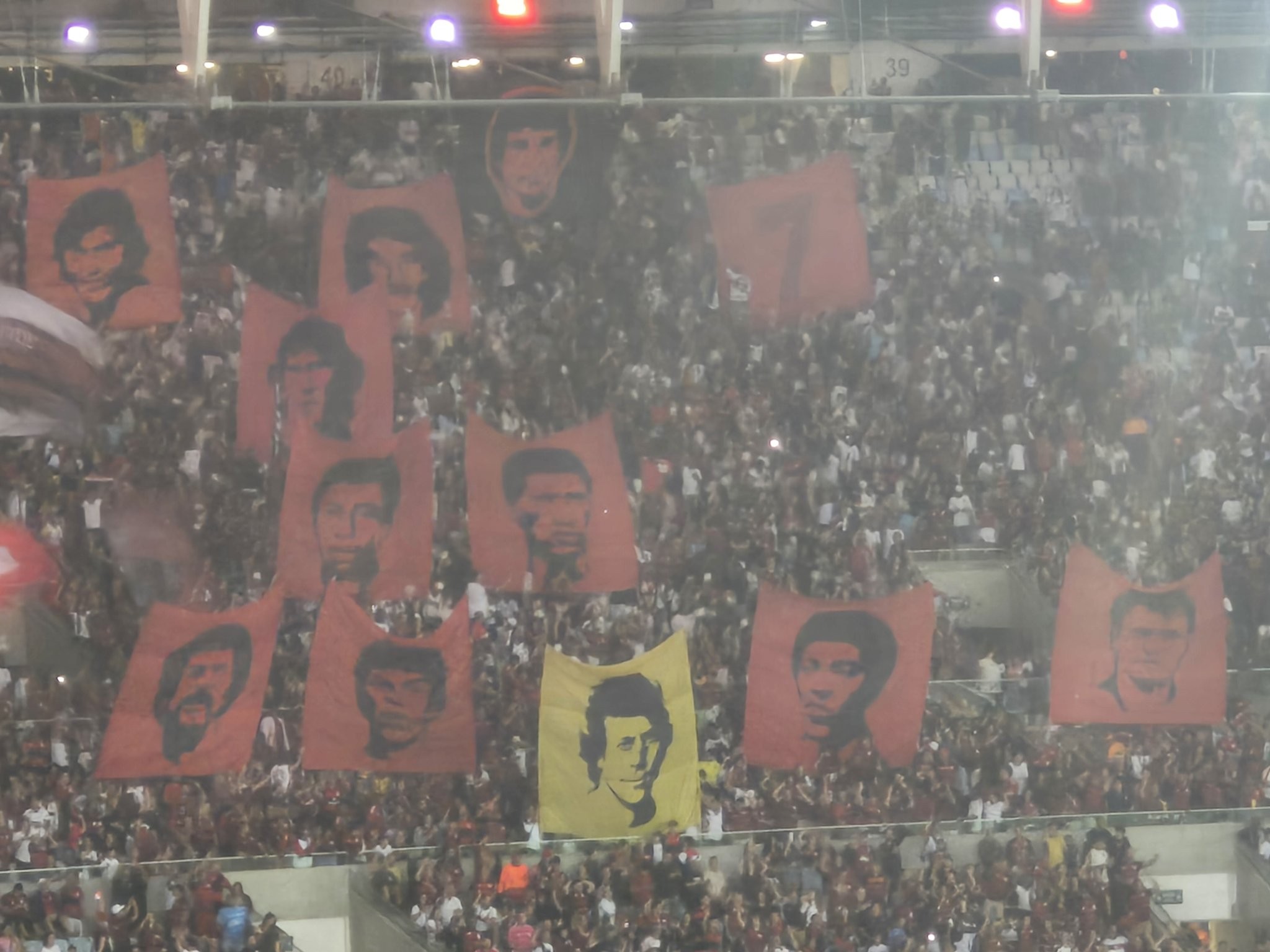 torcida do flamengo homenageia campeões mundiais de 81, ignora tita em mosaico.