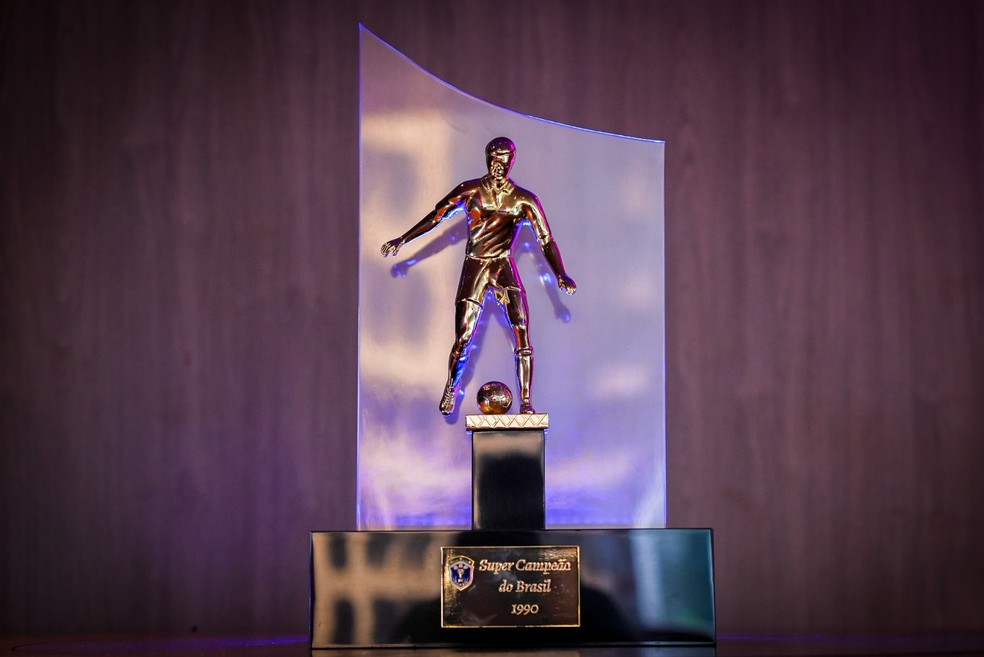 Taça da Supercopa do Brasil de 1990 será entregue ao Grêmio nesta quarta-feira — Foto: CBF / Divulgação