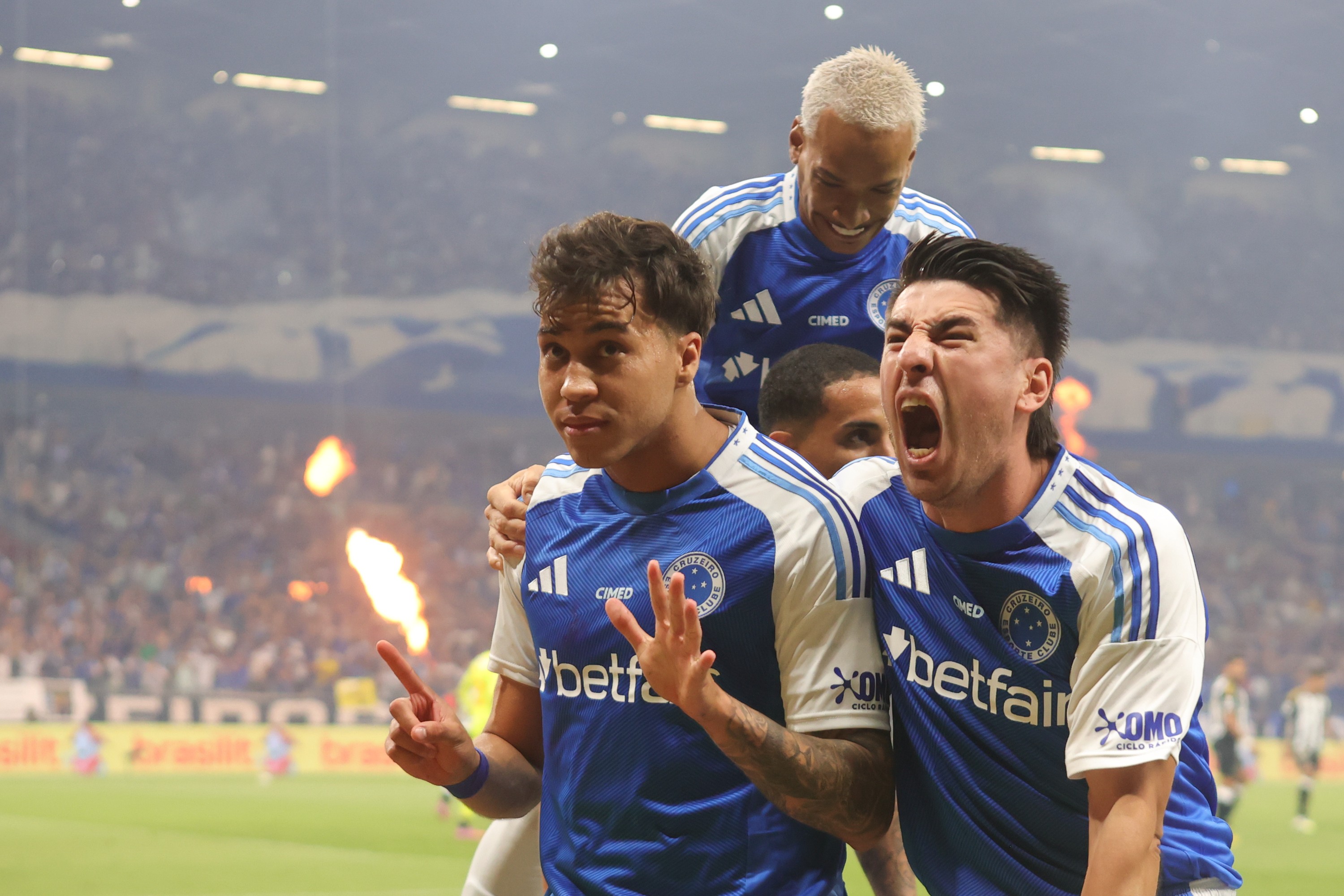 Cruzeiro domina clássico e vence Galo com autoridade no Campeonato Mineiro.
