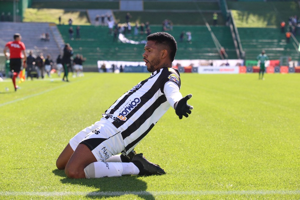 Fábio Lima comemora o gol no Estádio Alfredo Jaconi — Foto: Rennê Carvalho/ABC