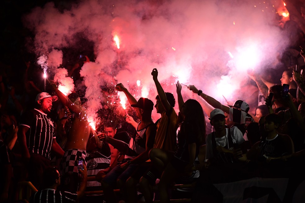 Torcida do Corinthians com sinalizadores em jogo contra o São Bernardo — Foto: Marcos Ribolli