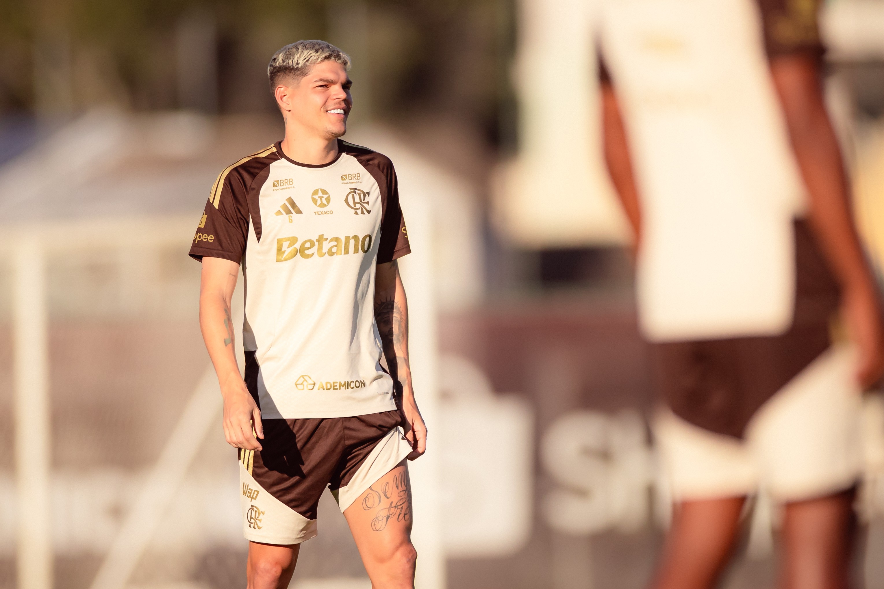 Flamengo sem Alex Sandro: Ayrton Lucas é mantido como titular contra o Cruzeiro