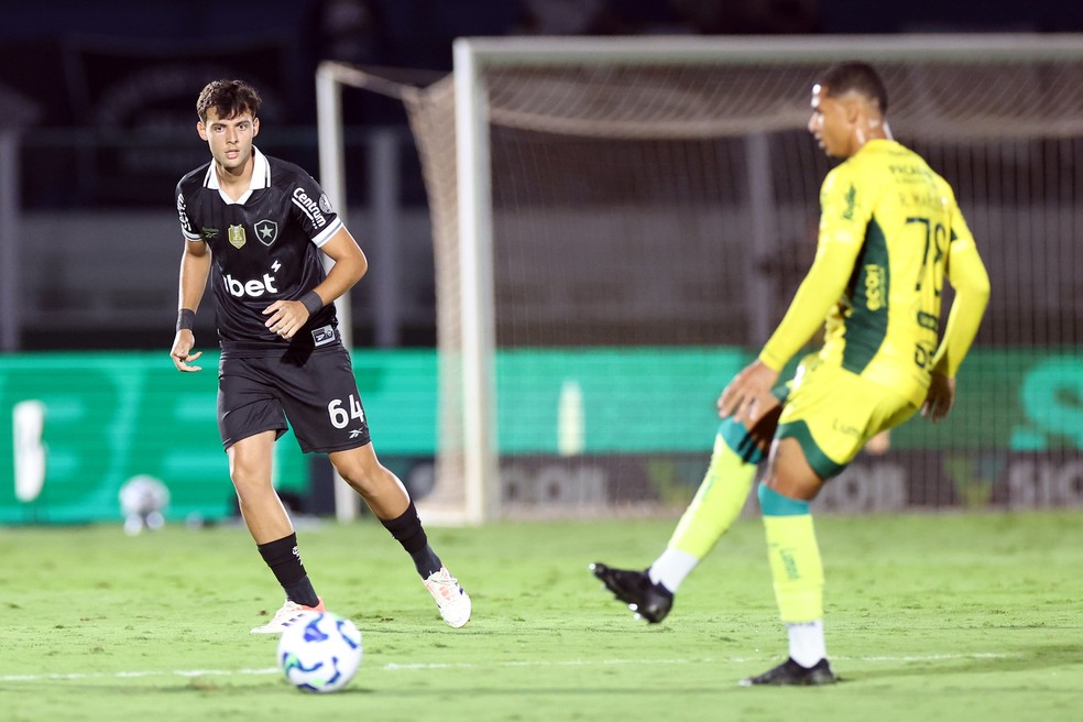 Marquinhos, zagueiro do Botafogo, em treinamento.