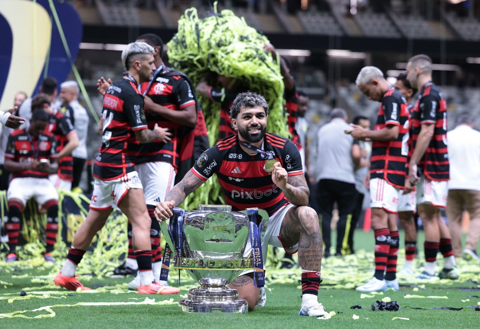 Gabigol, com taça da Copa do Brasil conquistada pelo Flamengo — Foto: Cris Mattos/Reuters