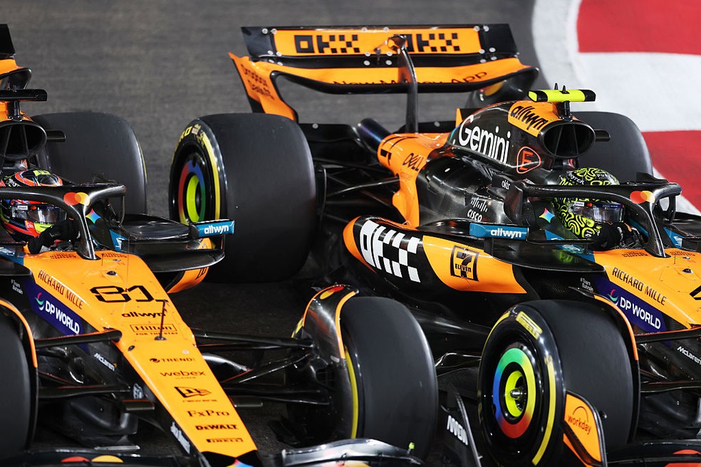 Lando Norris e Oscar Piastri se tocam na largada em Singapura — Foto: Sam Bloxham/LAT Images