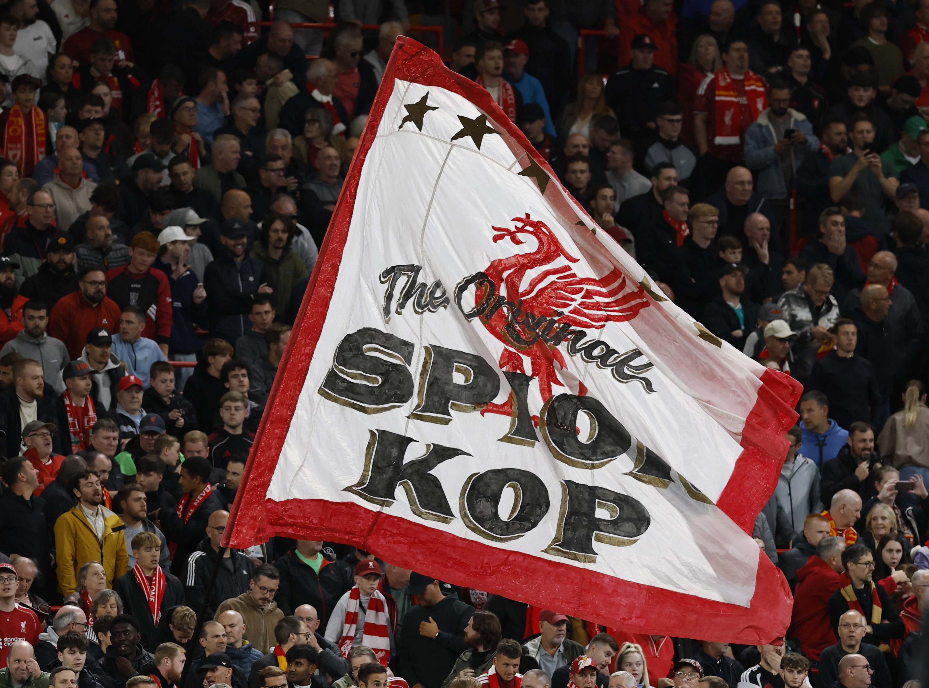 Torcida do Liverpool promete clima hostil para o Manchester City, culpado por violações financeiras