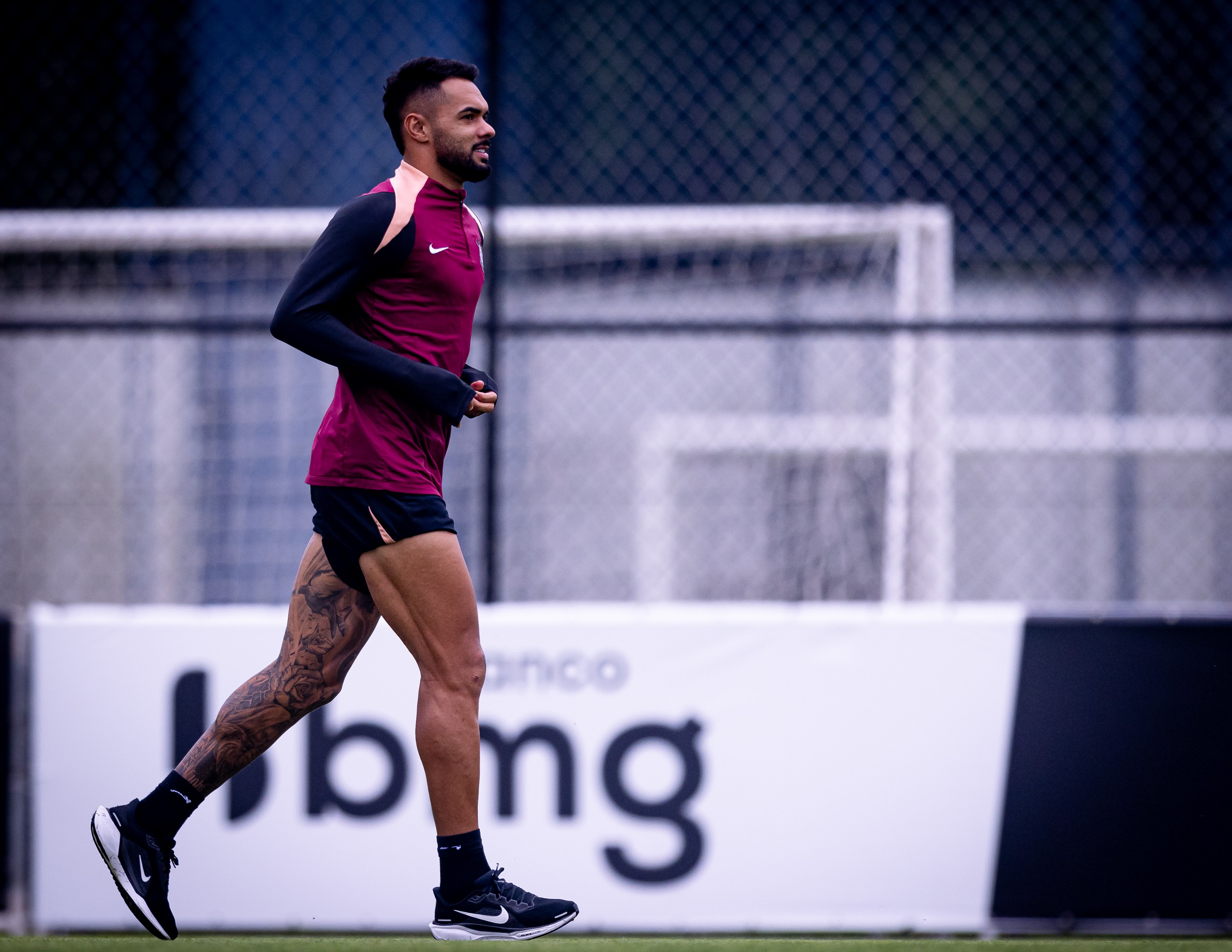 em recuperação de cirurgia, Raniele faz primeira corrida no campo — Treino do Corinthians