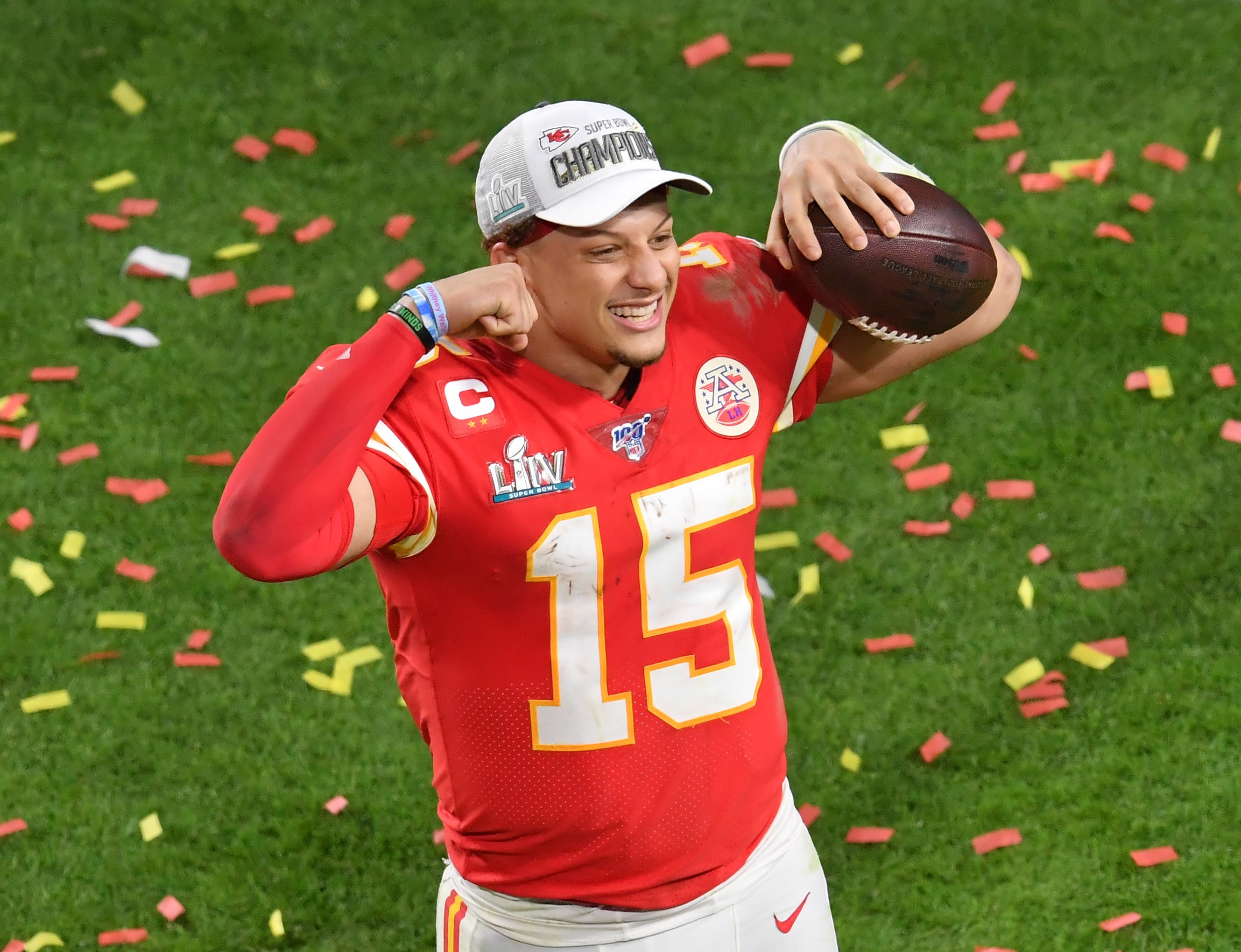 Patrick Mahomes firma megacontrato com Kansas City Chiefs e assegura mais de R$ 2,6 bilhões até 2033, quebrando recordes na NFL