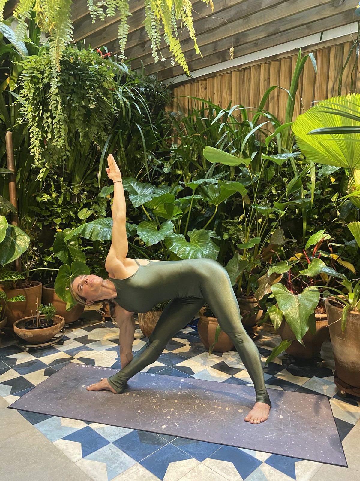Como fazer uma postura feminina de yoga que fortalece e alonga, treinos