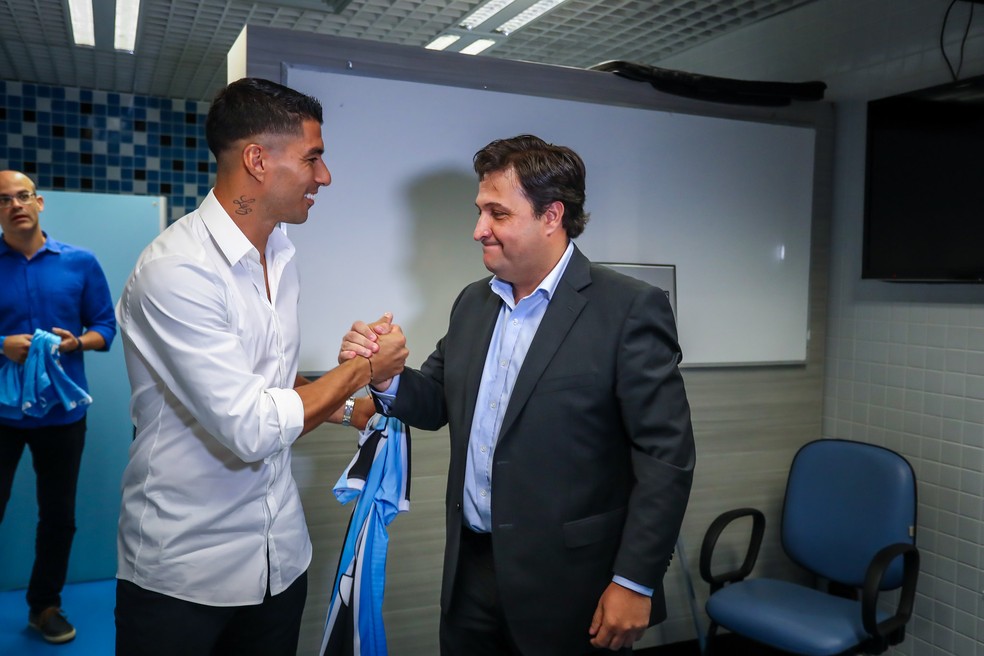 Suárez e presidente Alberto Guerra em chegada do centroavante a Porto Alegre