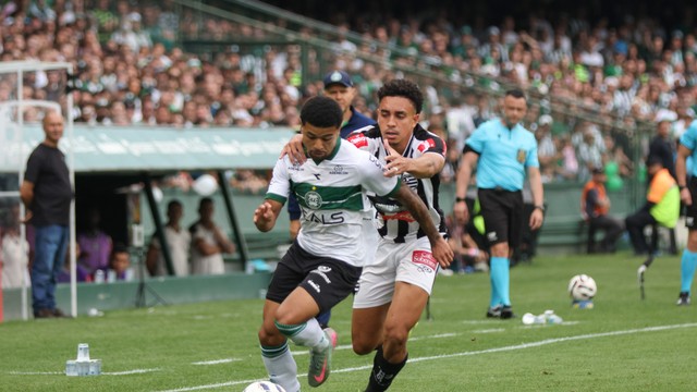 Lucas Ronier em lance de Coritiba x Athletic