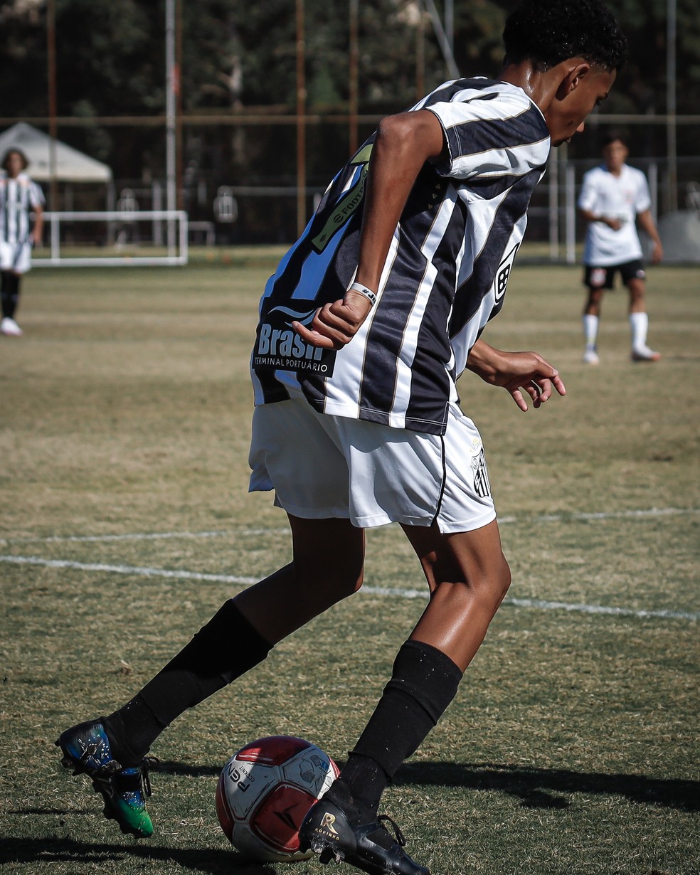 Juninho, o filho de Robinho, &eacute; um canhoto de boa t&eacute;cnica e habilidade &mdash; Foto: Santos FC