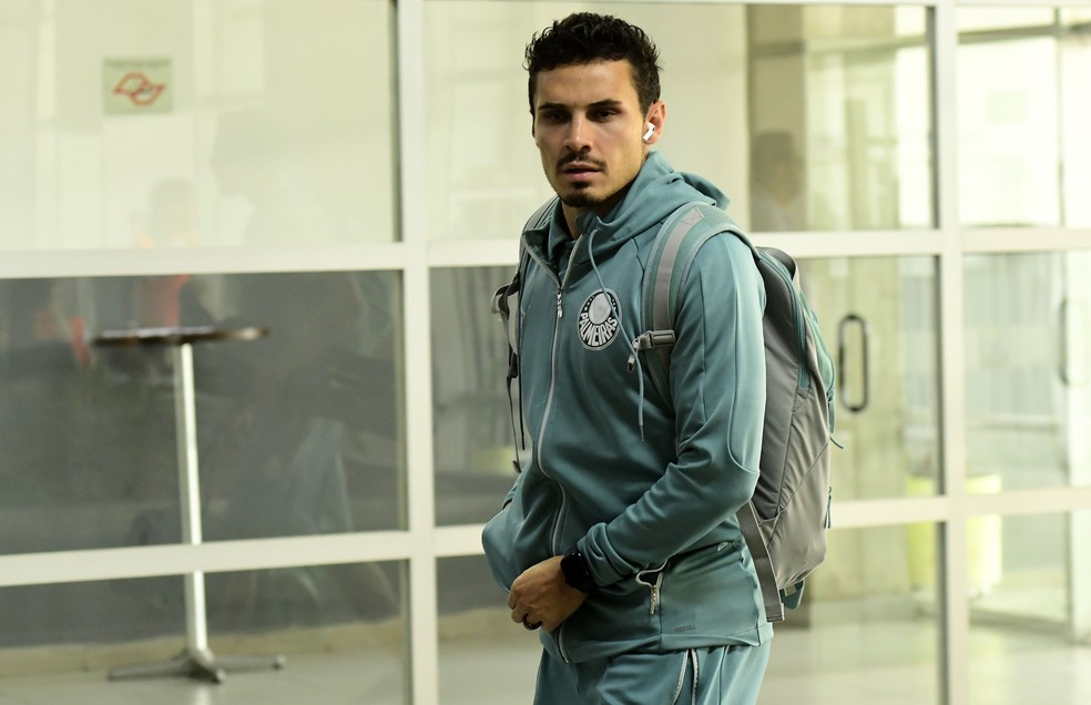 Raphael Veiga antes de Palmeiras x Santos — Foto: Marcos Ribolli