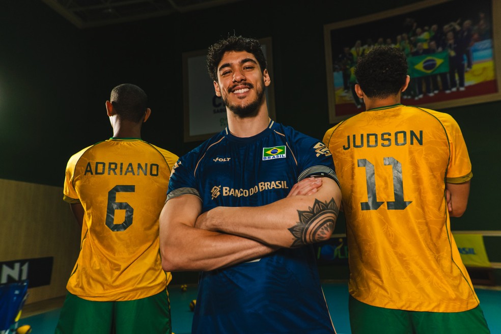 Honorato, Adriano e Judson posam com a nova camisa da seleção brasileira de vôlei — Foto: Criativo Gato Preto/Volt Sport