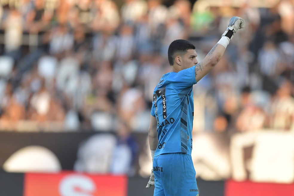 Gabriel Brazo em jogo do Santos  Foto: Thiago Ribeiro/AGIF