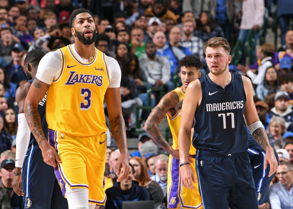 Anthony Davis e Luka Doncic protagonizam troca mais surpreendente dos últimos tempos na NBA — Foto: Glenn James/NBAE via Getty Images