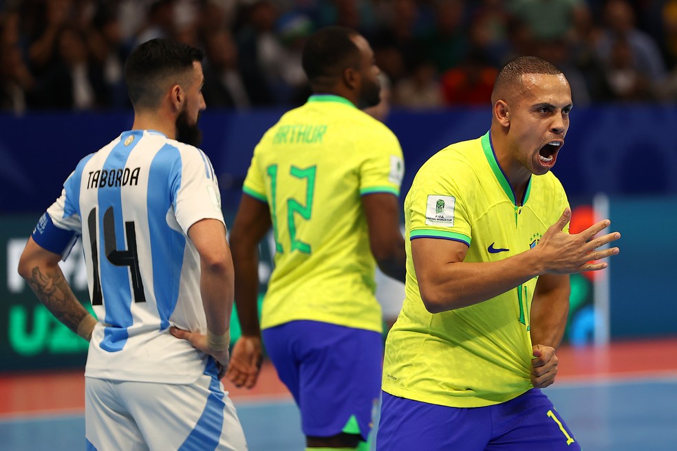 Ferrão comemora gol em Brasil x Argentina, na final da Copa do Mundo de Futsal  — Foto: Robertus Pudyanto - FIFA/FIFA via Getty Images