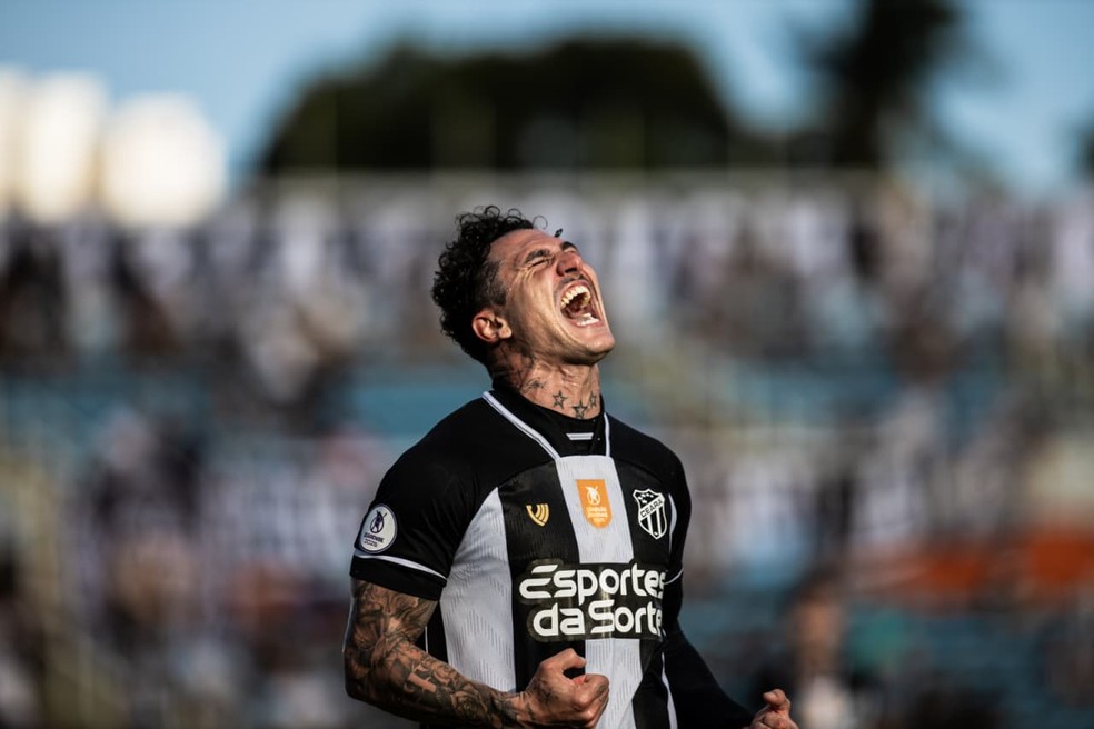 Vina comemora gol em Floresta x Ceará — Foto: Thiago Gadelha/SVM