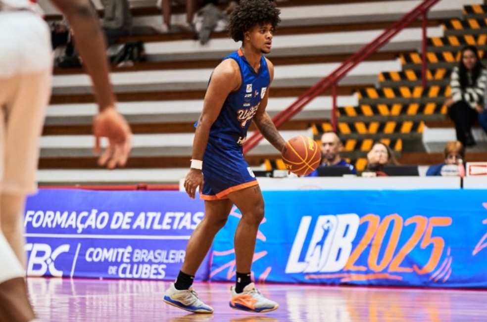 Guilherme Cruz defendendo o Basquete Unifacisa na LDB — Foto: Yuri Reuters