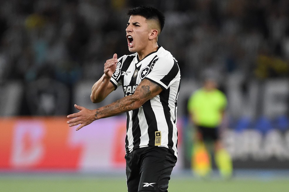Almada reclama de lance em Botafogo x Vitória — Foto: Alexandre Durão